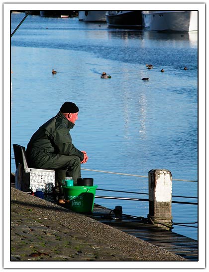 Fisherman sittin gnear the water (47kb)