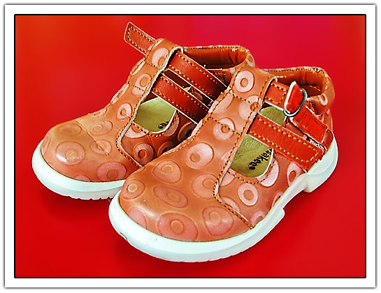 2 shoes size 26; red background; (76kb)