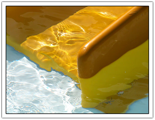 Slide in a swiming pool (51kb)
